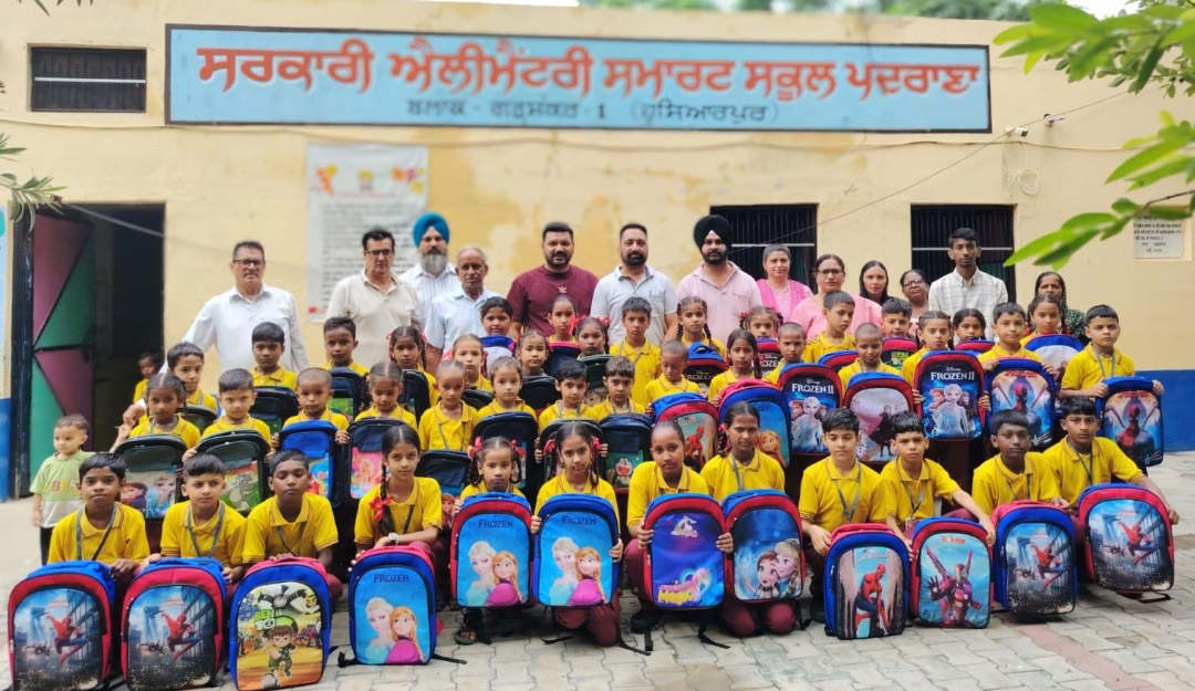 सरकारी प्राथमिक विद्यालय पदराना के बच्चों को स्कूल बैग वितरित